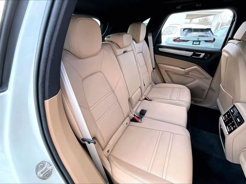 Used 2022 Porsche Cayenne E-Hybrid AWD/4WD image 37