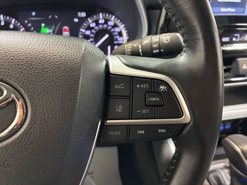 Used 2022 Toyota Highlander XLE image 32