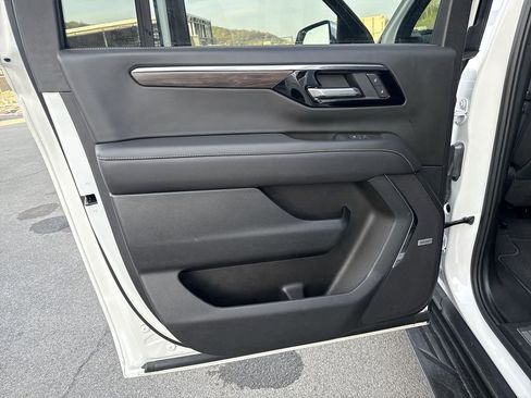 Used 2025 Chevrolet Suburban Premier AWD/4WD image 23