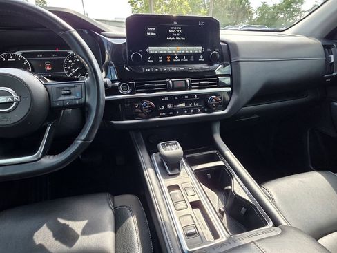 Used 2024 Nissan Pathfinder SL FWD image 12