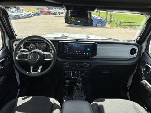 Used 2025 Jeep Wrangler Unlimited Sahara AWD/4WD image 33