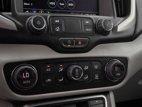 Used 2024 GMC Terrain SLT image 24