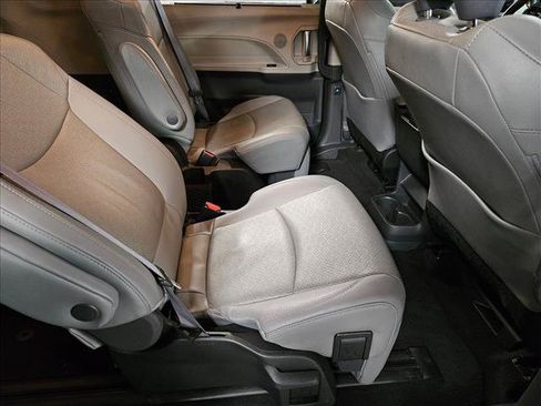 Used 2022 Toyota Sienna Limited FWD image 20