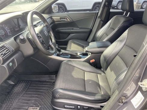 Used 2017 Honda Accord Sport image 13