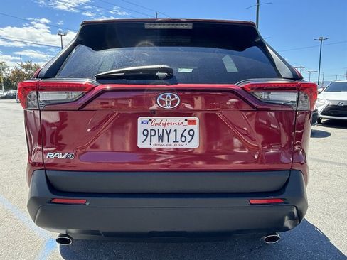 Used 2022 Toyota RAV4 XLE FWD image 4