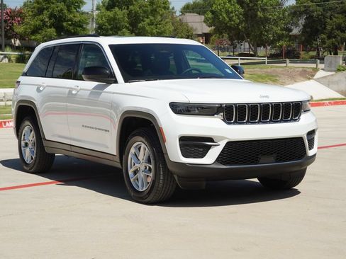 Used 2025 Jeep Grand Cherokee Laredo X AWD/4WD image 7