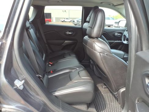 Used 2020 Jeep Cherokee Latitude Plus w/ Cold Weather Group AWD/4WD image 18