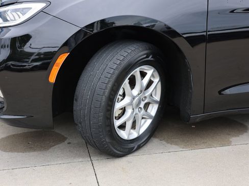 Used 2024 Chrysler Pacifica Touring-L FWD image 41