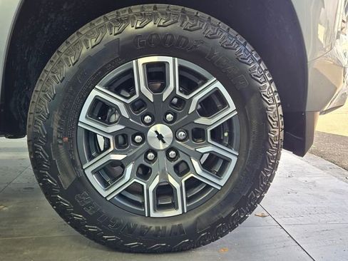 Used 2024 Chevrolet Colorado Z71 w/ Z71 Convenience Package 2 image 19