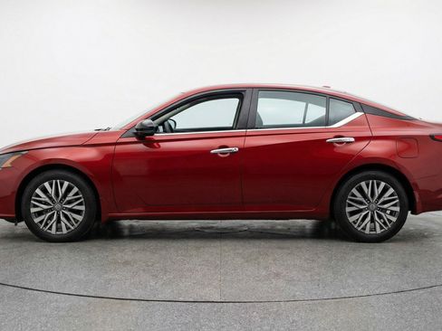 Used 2025 Nissan Altima 2.5 SV image 3