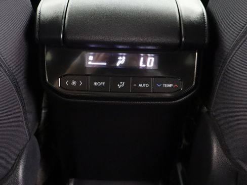 Used 2025 Toyota Highlander LE FWD image 29