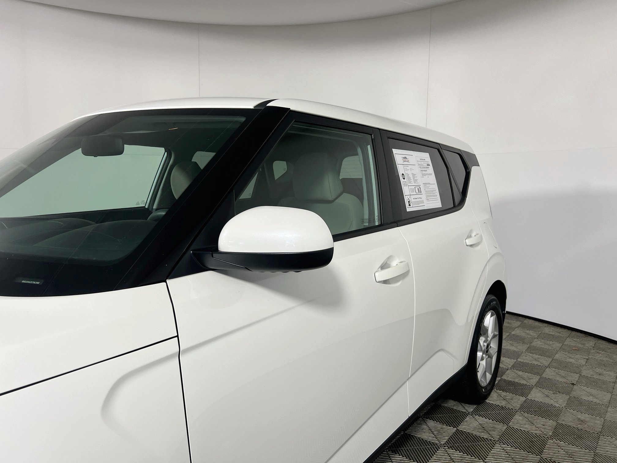 Used 2025 Kia Soul LX w/ LX Technology Package FWD image 13