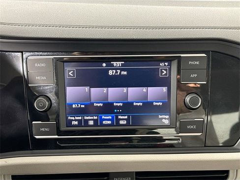 Used 2024 Volkswagen Jetta SE w/ Panoramic Sunroof Package image 12