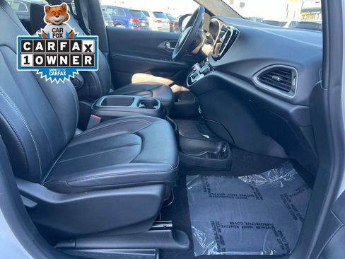 Used 2025 Chrysler Pacifica Select FWD image 28