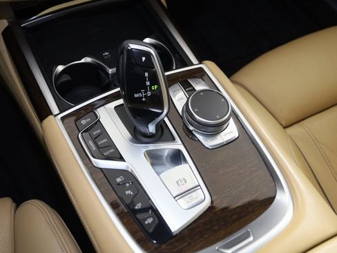 Used 2020 BMW 745e xDrive image 37