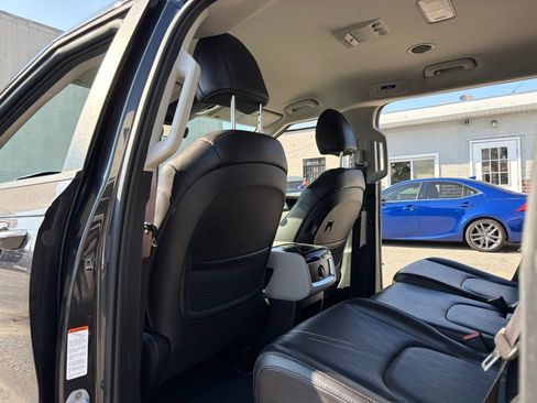 Used 2024 Kia Carnival EX FWD image 17