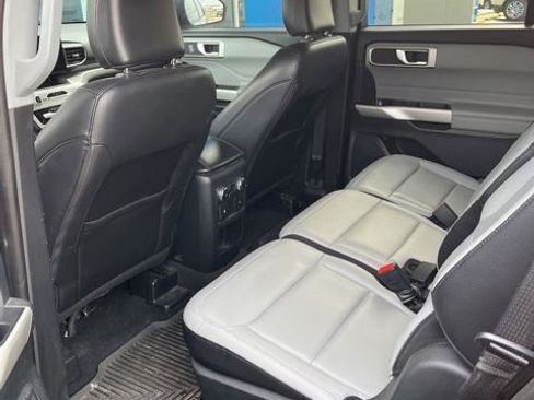 Used 2021 Ford Explorer XLT w/ Equipment Group 202A AWD/4WD image 9