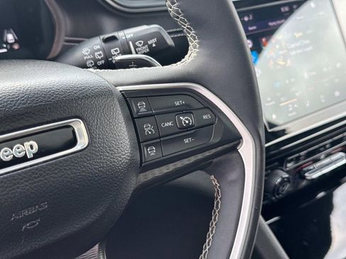 Used 2023 Jeep Grand Cherokee L Laredo image 32