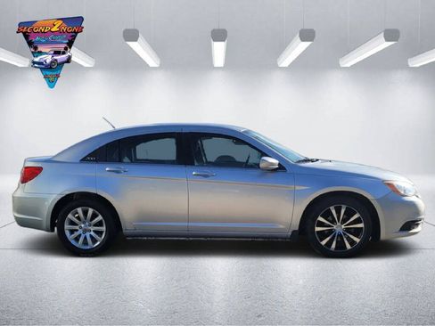 Used 2012 Chrysler 200 Touring FWD image 4