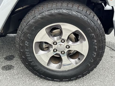 Used 2018 Jeep Wrangler Unlimited Sahara AWD/4WD image 28