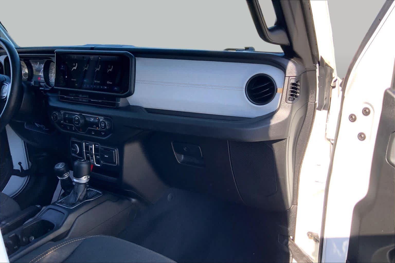 Used 2025 Jeep Gladiator Sport AWD/4WD image 17