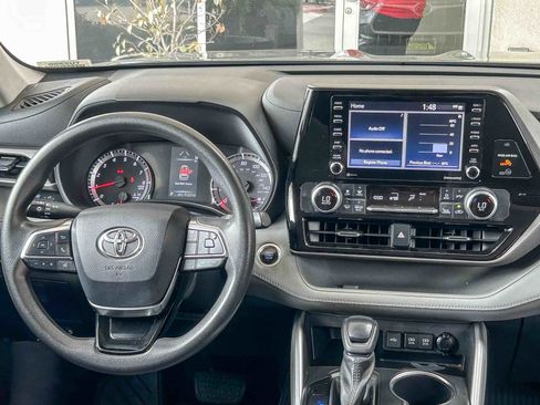 Used 2021 Toyota Highlander L FWD image 12