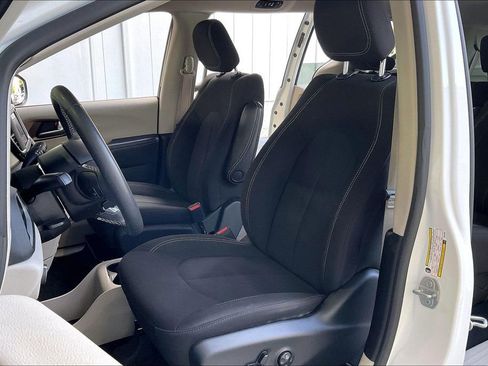 Used 2023 Chrysler Voyager LX FWD image 3