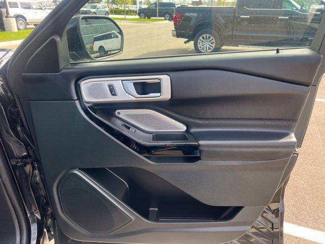 Used 2023 Ford Explorer Platinum w/ Technology Package AWD/4WD image 10
