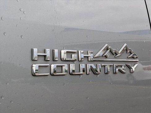 Used 2023 Chevrolet Traverse High Country FWD image 23