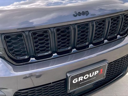 Used 2023 Jeep Grand Cherokee Altitude image 29