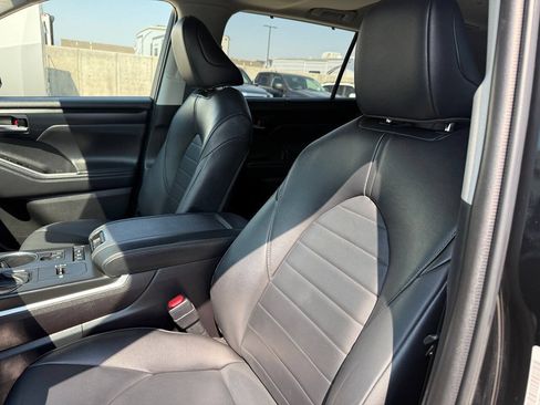 Used 2022 Toyota Highlander XLE AWD/4WD image 17