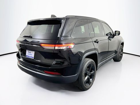 Used 2023 Jeep Grand Cherokee Altitude AWD/4WD image 5