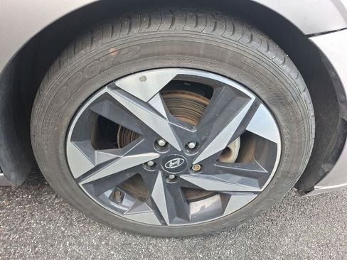 Used 2022 Hyundai Elantra Limited image 8