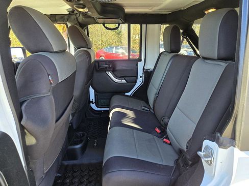 Used 2018 Jeep Wrangler Unlimited Sahara image 11