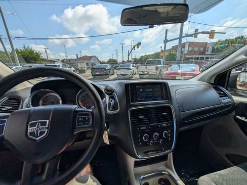 Used 2016 Dodge Grand Caravan SXT FWD image 25