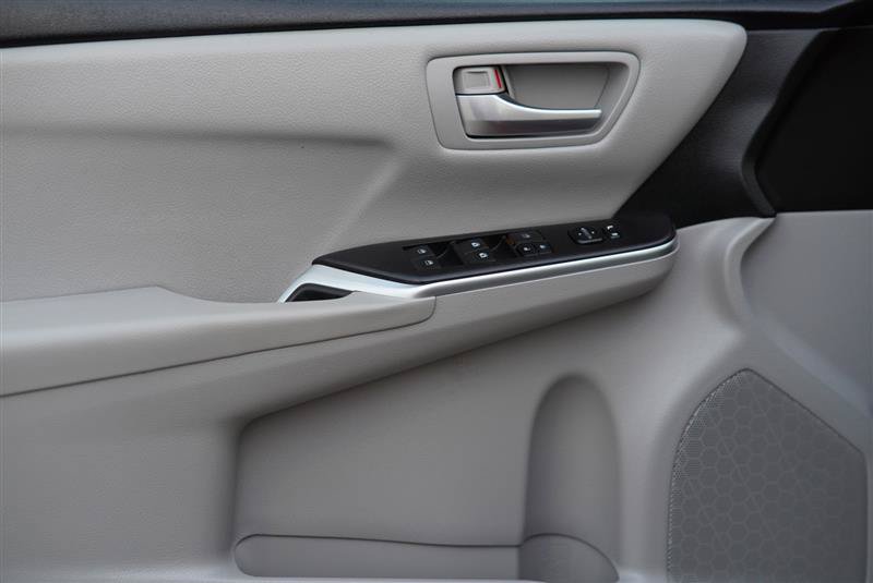 Used 2017 Toyota Camry SE w/ Moonroof Package FWD image 35