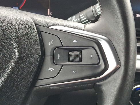 Used 2025 Chevrolet Trax LT w/ LT Convenience Package FWD image 21