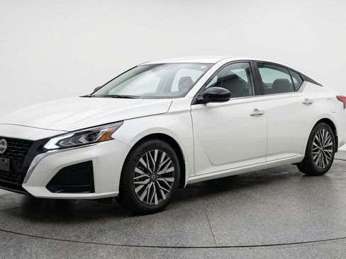 Used 2025 Nissan Altima 2.5 SV FWD image 3