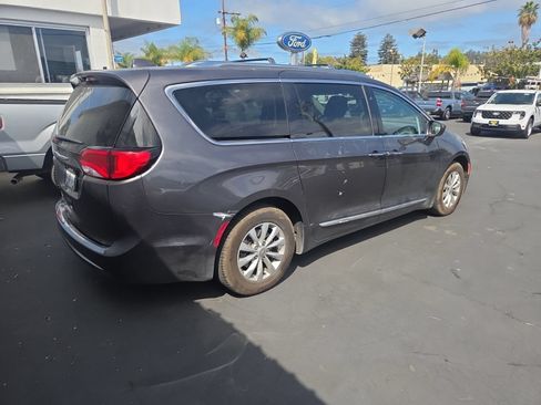 Used 2018 Chrysler Pacifica Touring-L FWD image 5