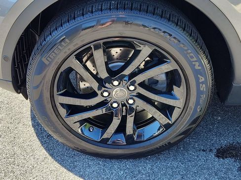 Used 2017 Land Rover Discovery HSE AWD/4WD image 9