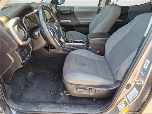 Used 2020 Toyota Tacoma SR5 RWD image 13