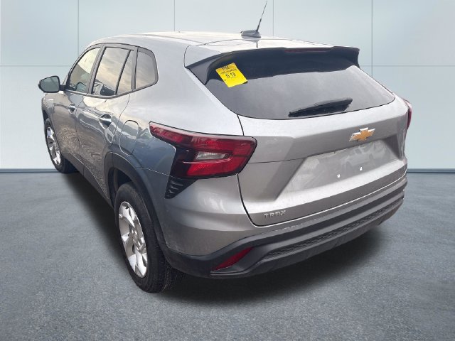 Used 2024 Chevrolet Trax LS w/ LS Convenience Package FWD image 2