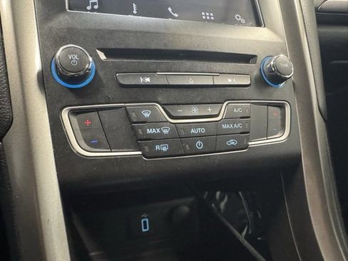 Used 2018 Ford Fusion SE w/ Fusion SE Technology Package image 22