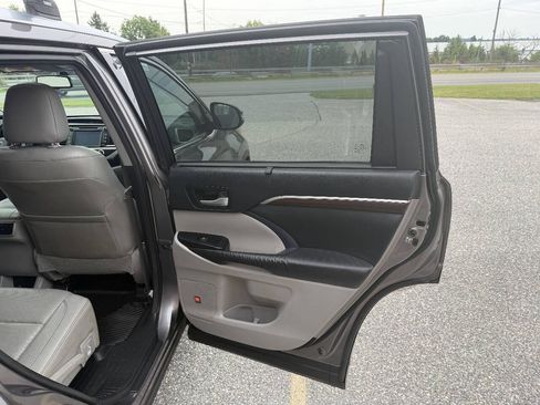 Used 2015 Toyota Highlander Limited AWD/4WD image 32