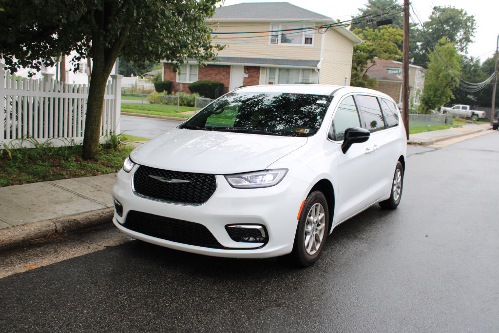 Used 2025 Chrysler Pacifica Select FWD image 2