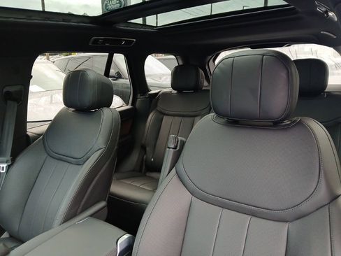 Used 2025 Land Rover Range Rover SE AWD/4WD image 3