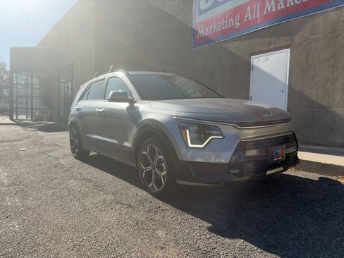 Used 2023 Kia Niro SX Touring FWD image 3