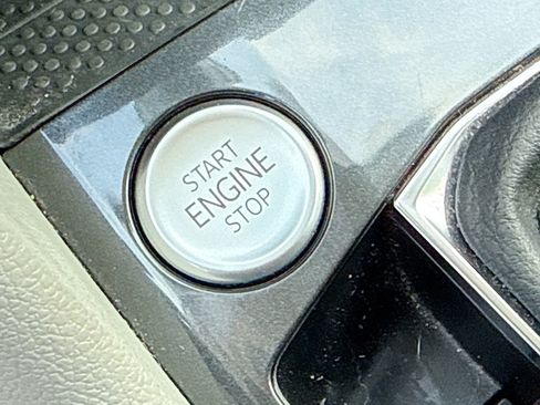 Used 2022 Volkswagen Tiguan SE image 37