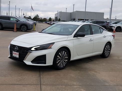 Used 2025 Nissan Altima 2.5 SV image 3
