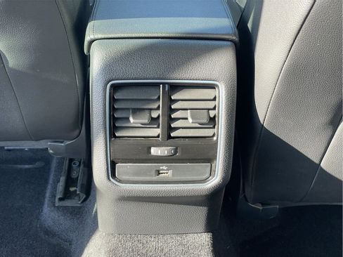 Used 2018 Volkswagen Passat 2.0T SE FWD image 16